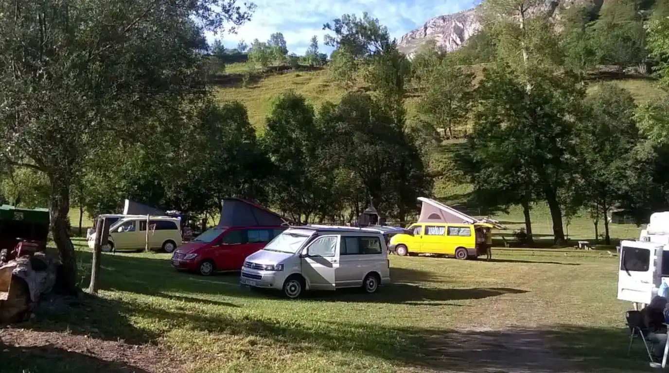 Zona para furgonetas en el Camping Lagos de Somiedo