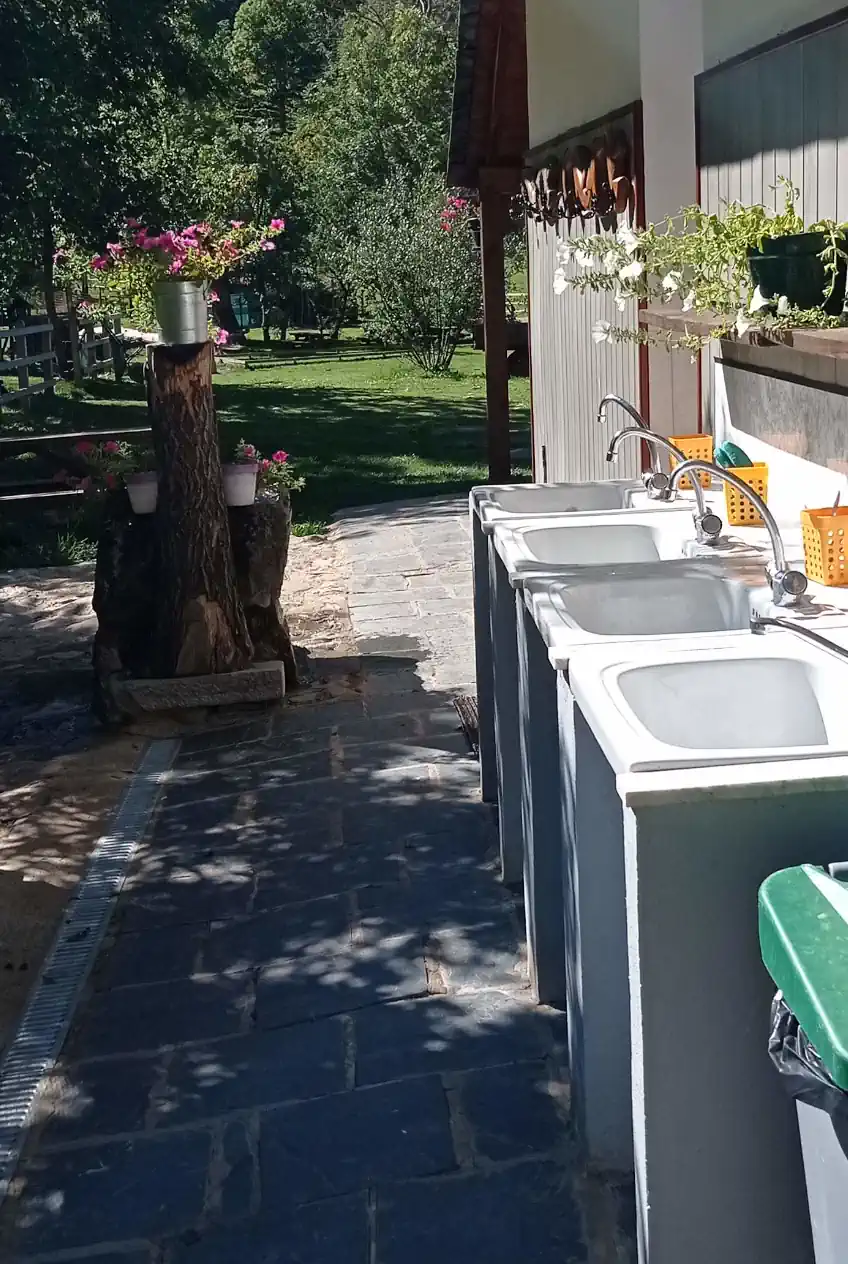 Camping Lagos de Somiedo fregaderos